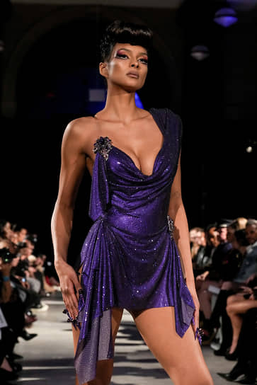 Модель в образе The Blonds  