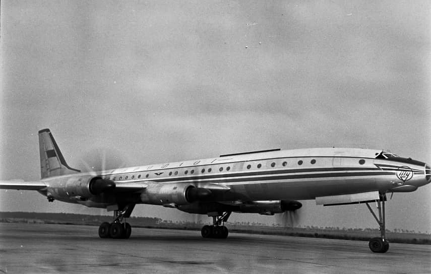 Ту-114 был флагманом «Аэрофлота» в 1960-е годы: он сочетал наибольшую дальность с вместимостью до 200 пассажиров. Самый большой и быстрый турбовинтовой самолет в мире сделан на основе бомбардировщика Ту-95, и взлетел он 15 ноября 1957 года. Никита Хрущев использовал его для визита в США. Однако наступала реактивная эра, и 30 построенных Ту-114 летали на регулярных рейсах всего 15 лет, с 1961 по 1976 год  Ту-114 попал в кадр в «Иронии судьбы, или С легким паром». Сцена с Рязановым тоже снята в салоне Ту-114. Он же использовался для съемок в сериале «Оптимисты» 