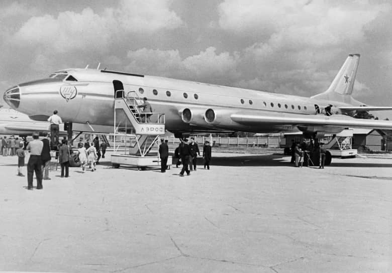 Четыре двигателя АЛ-7П на Ту-110 за счет большей тяги, чем у двух АМ-3 на Ту-104, позволяли взять больше топлива и увеличить дальность. Ту-110 впервые полетел 11 марта 1957 года. Однако новые двигатели оказались недоработанными, в итоге удлиненный на 1,21 м фюзеляж применили на Ту-104Б, увеличив его вместимость до 100 пассажиров. Прототип и три серийных Ту-110 использовались для экспериментальных работ 