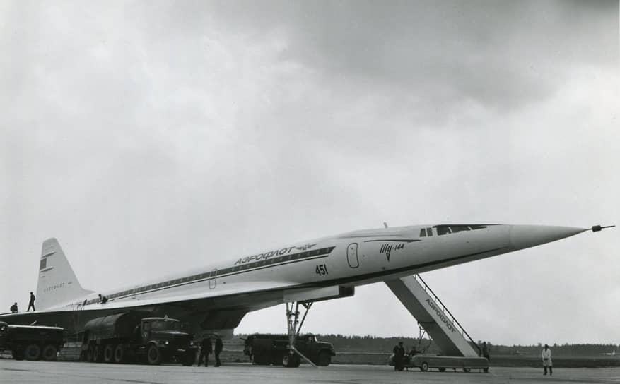Ту-144 — самый знаменитый советский самолет. Он совершил первый полет 31 декабря 1968 года, на два месяца раньше Concorde. Однако франко-британский лайнер отработал более 25 лет, а Ту-144 выполнял рейсы с пассажирами менее семи месяцев. Несмотря на внешнее сходство, Ту-144 технически и технологически существенно отличается от «европейца». Всего было построено 16 Ту-144, но пассажиров возили только два  В кино самолет можно увидеть в фильме «Мимино» 