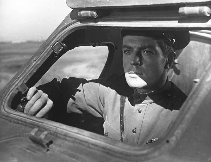 Кадр из кинофильма Николая Розанцева «В твоих руках жизнь», 1959 год. Фильм поставлен по мотивам очерка Аркадия Сахнина «Эхо войны» о подвиге советских саперов. В роли капитана Дудина — Олег Стриженов 
