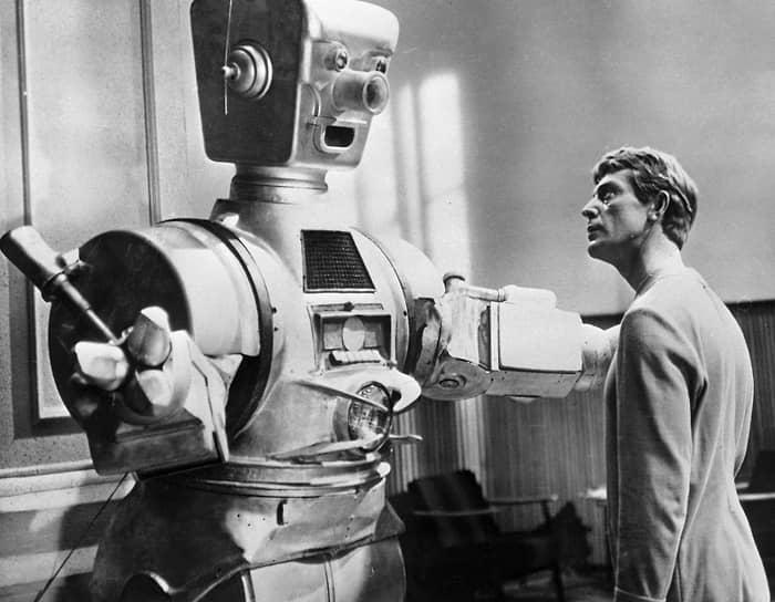 В фильме «Его звали Роберт» 1967 года Олег Стриженов сыграл сразу две роли — ученого Сергея Сергеевича и робота Роберта 