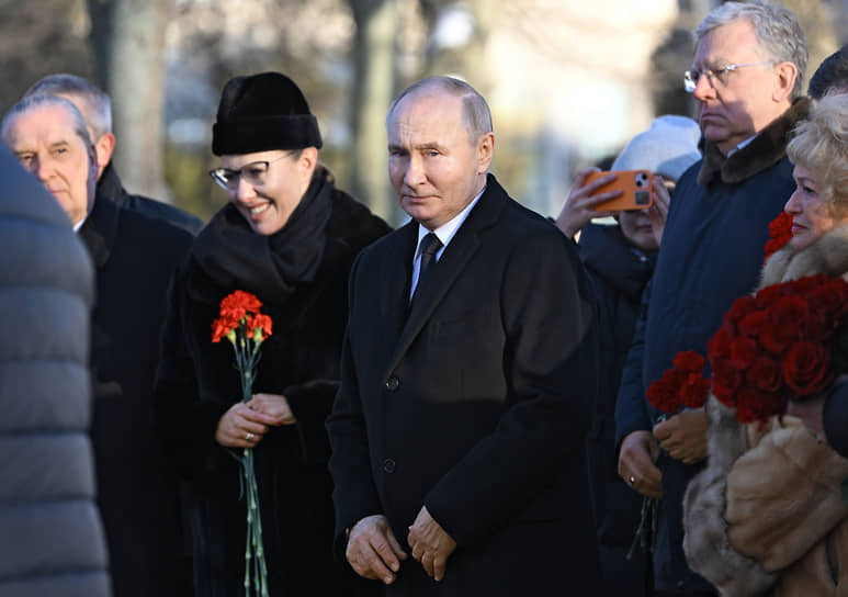 Владимир Путин (в центре), Людмила Нарусова (справа), Ксения Собчак (слева) и Алексей Кудрин (справа)  