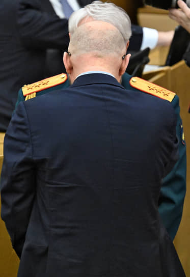 Москва. Зампред комитета Госдумы по физической культуре Сергей Бурлаков (на первом плане) и председатель комитета по обороне Андрей Картаполов на заседании 