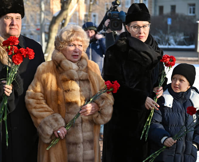 Слева направо: представитель в Совете федерации от законодательного органа государственной власти Калужской области Алексей Александров, вдова Анатолия Собчака Людмила Нарусова, телеведущая Ксения Собчак и ее сын Платон Виторган-Собчак у памятника первому мэру Санкт-Петербурга Анатолию Собчаку 