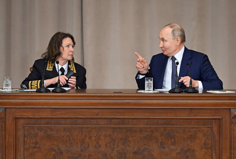 Москва. Президент РФ Владимир Путин и председатель Верховного суда Ирина Подносова на совещании российских судей 
