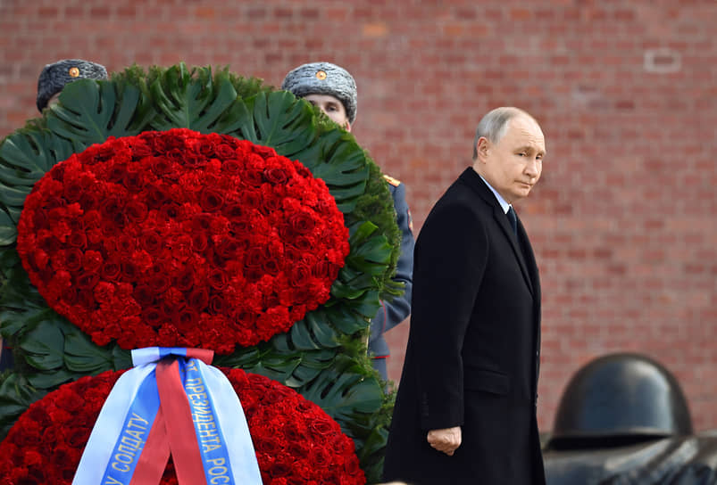 Владимир Путин во время церемонии возложения цветов к Могиле Неизвестного Солдата 