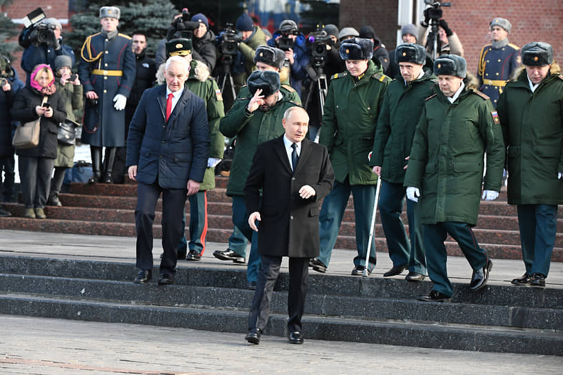 Владимир Путин и министр обороны Андрей Белоусов (слева) 