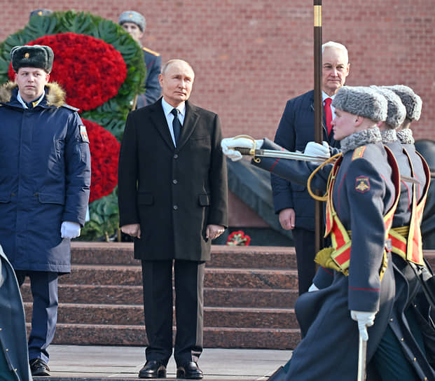 Слева направо: участник СВО лейтенант Александр Пузанов, президент России Владимир Путин и министр обороны Андрей Белоусов 