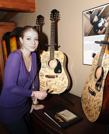 Мишель Трахтенберг расписывается на гитаре в Gibson Guitar Lounge во время кинофестиваля «Сандэнс» в Парк-Сити, 2009 год 