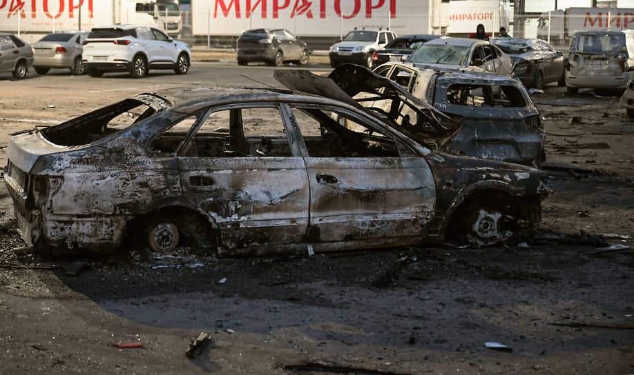 В ночь на 11 марта несколько российских регионов, включая Москву, подверглись самой масштабной с начала СВО атаке с использованием беспилотников. По данным Минобороны, сбито более 300 украинских БПЛА. Есть пострадавшие, три человека погибли На фото: сгоревшие автомобили на парковке в Домодедово