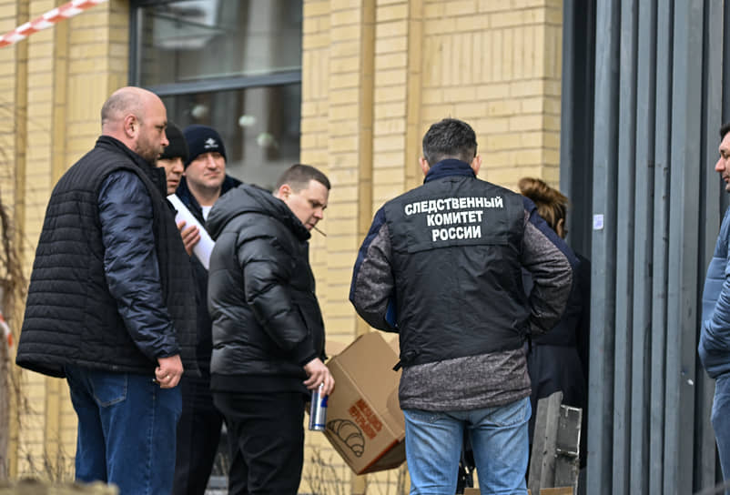 Сотрудники правоохранительных органов возле жилого дома