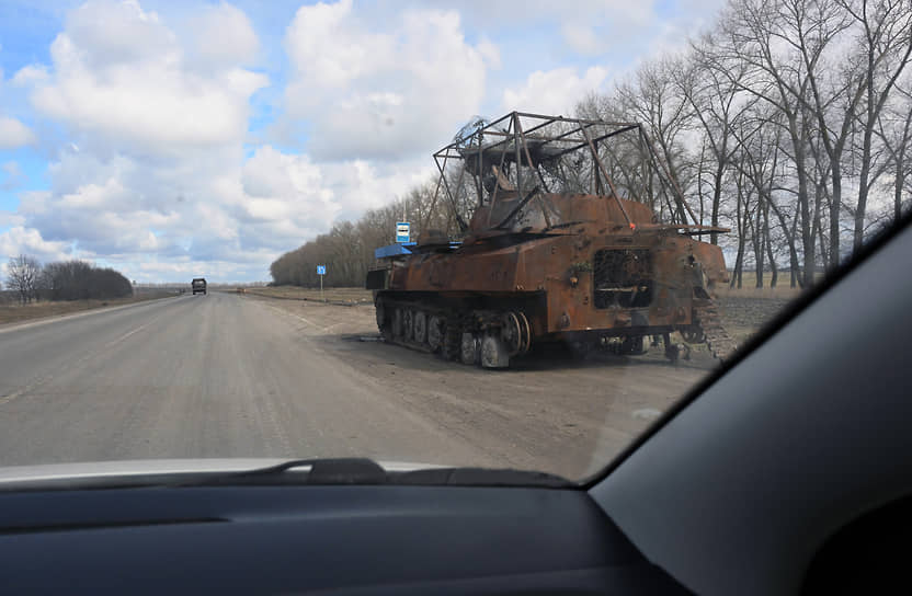 Сгоревшая военная техника на выезде из города