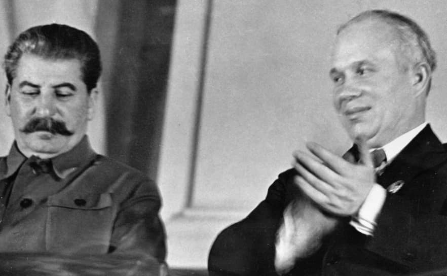 Генеральный секретарь ЦК ВКП(б) Иосиф Сталин и член ЦК Никита Хрущев в президиуме на Х съезде комсомола в 1936 году