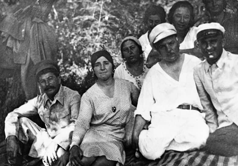 Иосиф Сталин, его жена Надежда Аллилуева, Екатерина Ворошилова и Климент Ворошилов в Сочи в 1932 году