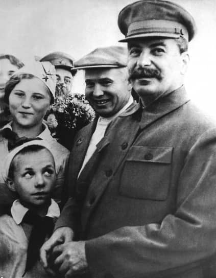 Никита Хрущев и Иосиф Сталин в 1937 году
