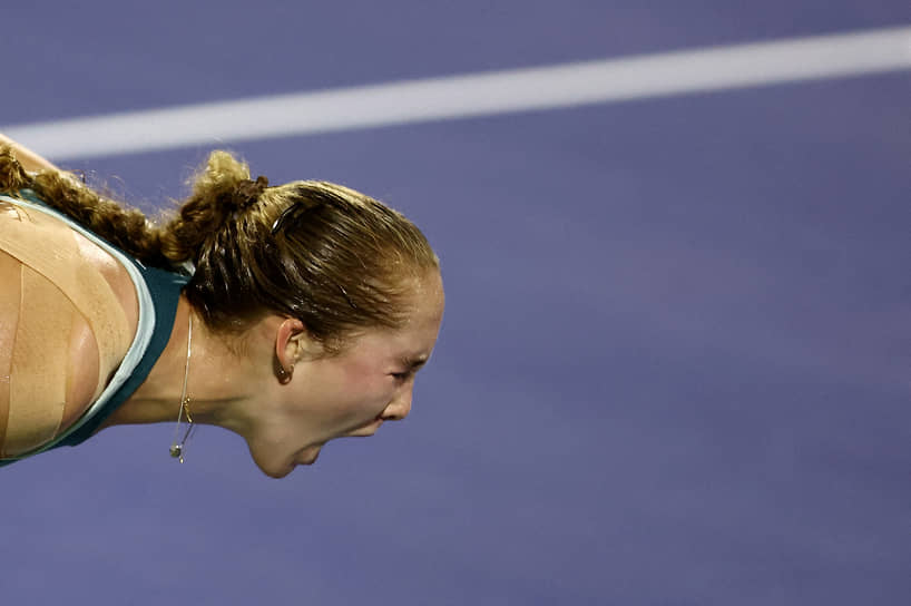Мирра Андреева побеждает в финале теннисного турнира категории WTA 1000 в Дубае в феврале 2025 года