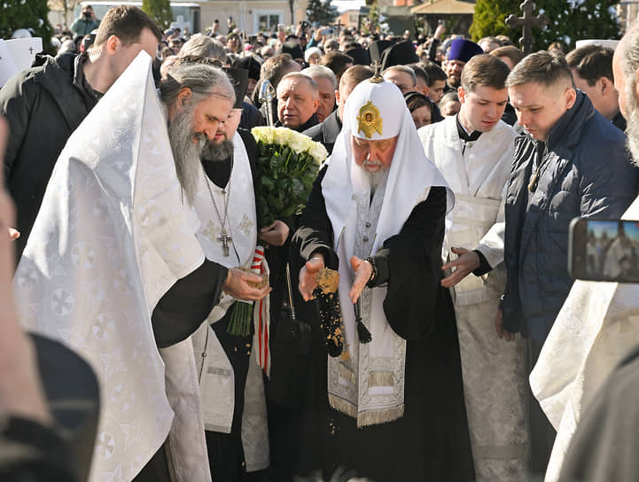 Патриарх Московский и Всея Руси Кирилл (в центре) во время отпевания 