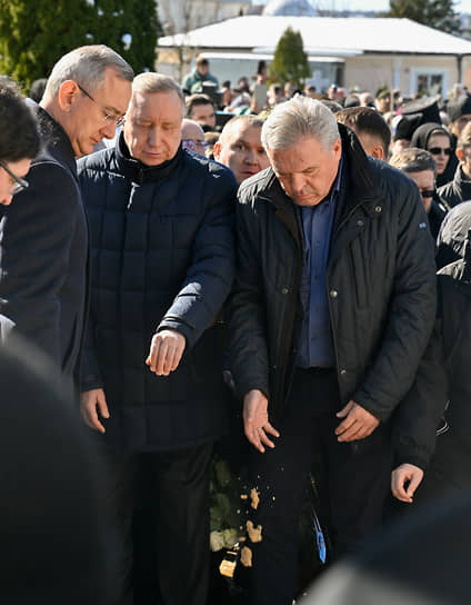 Губернатор Калужской области Владислав Шапша (слева) и губернатор Санкт-Петербурга Александр Беглов (в центре) во время отпевания 