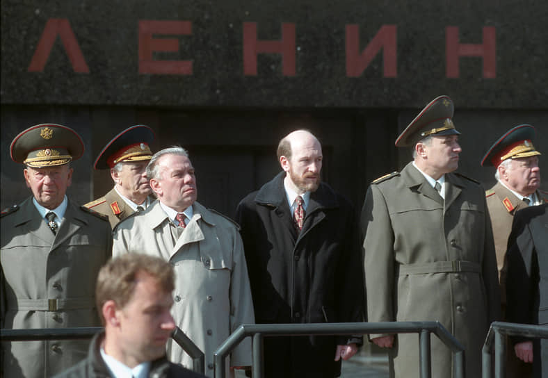 Руководитель администрации президента Александр Волошин (в центре)