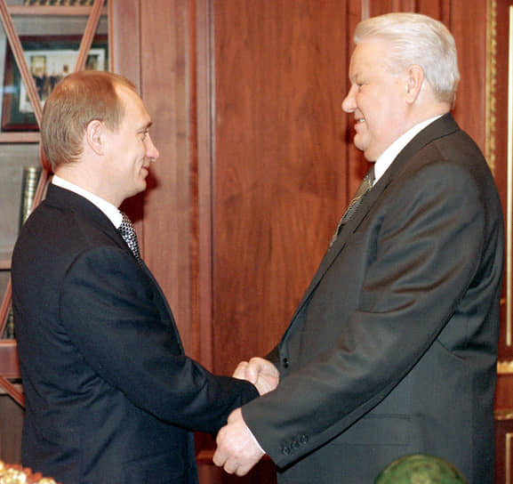 Владимир Путин (слева) и Борис Ельцин 31 декабря 1999 года