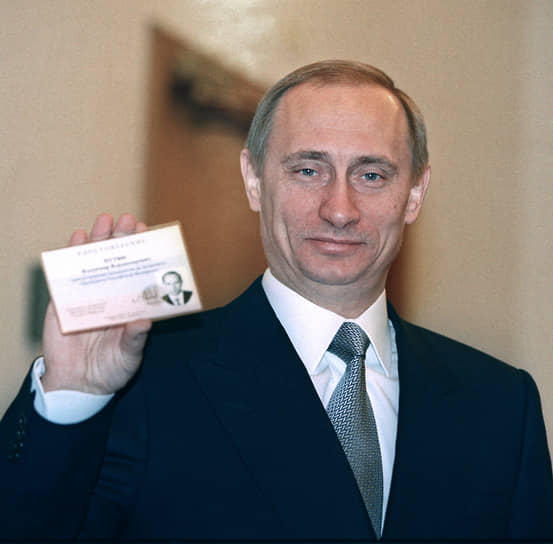 И. о. президента Владимир Путин на церемонии регистрации в кандидаты в президенты 15 февраля 2000 года