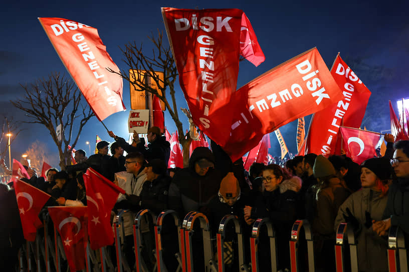 Протестующие c транспарантами Конфедерации революционных профсоюзов Турции