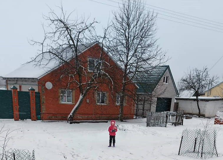 Наташа Скворцова у своего дома в Николаево-Дарьино до начала СВО 