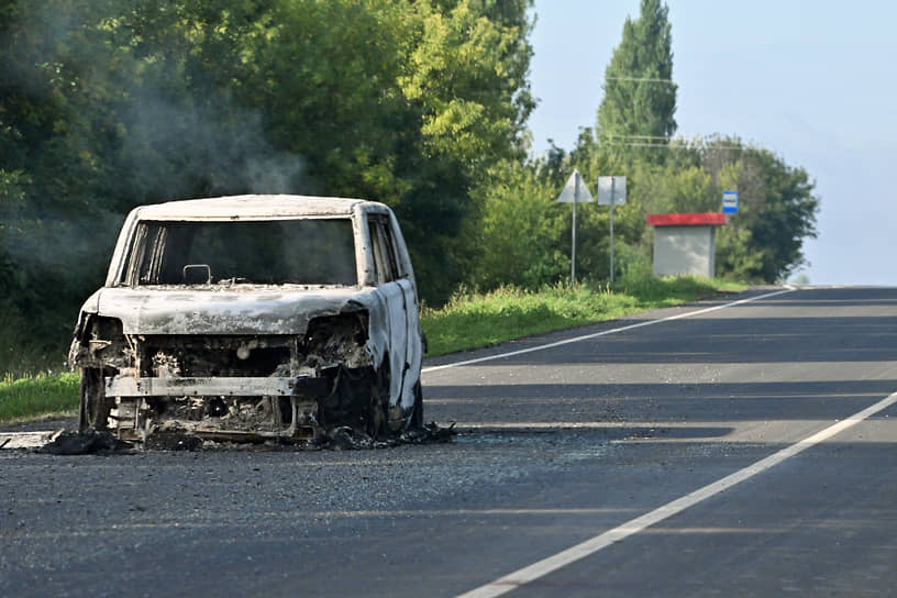 Автомобиль, сгоревший после удара дрона, на трассе возле Суджи 