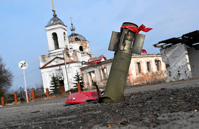 Снаряд на фоне храма Воздвижения Креста Господня в селе Черкасское Поречное 