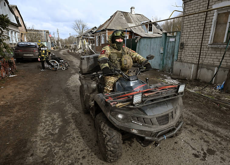 Военнослужащий патрулирует улицу в Судже на спецтехнике 