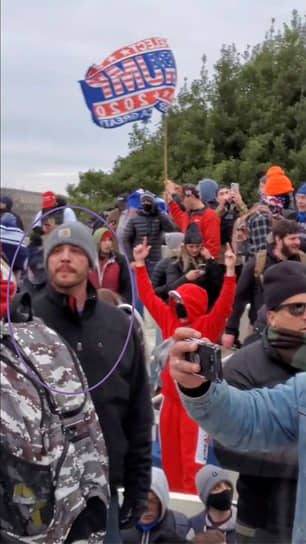 Мэттью Хаттл в толпе перед зданием Капитолия 
