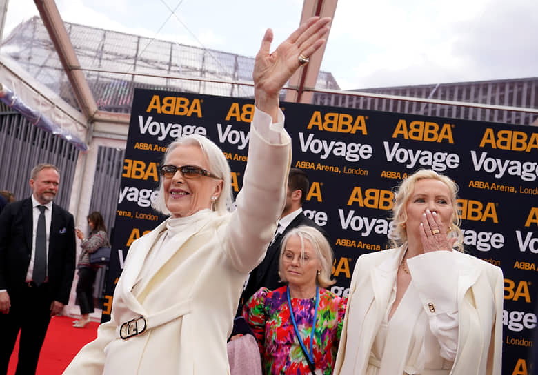 Участницы группы ABBA Агнета Фельтског (справа) и Анни-Фрид Лингстад (слева) прибывают на концерт ABBA Voyage в Лондоне, 2022 год 