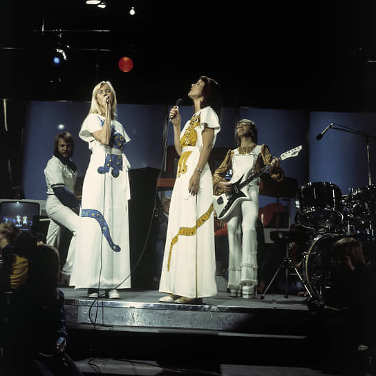 Слева направо: музыканты группы ABBA Бенни Андерссон, Агнета Фельтског, Анни-Фрид Лингстад и Бьорн Ульвеус, 1970-е года  