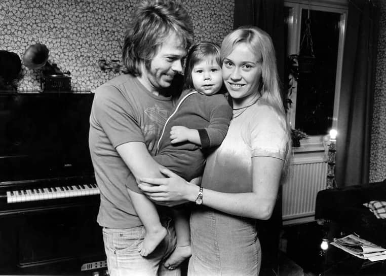 С мужем Бьорном Ульвеусом и дочерью Линдой в Стокгольме, 1974 год  