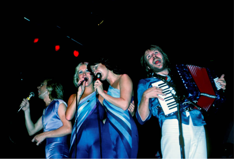 Слева направо: музыканты группы ABBA Бьорн Ульвеус, Агнета Фельтског, Анни-Фрид Лингстад и Бенни Андерссон на концерте в Нью-Йорке, 1979 год 