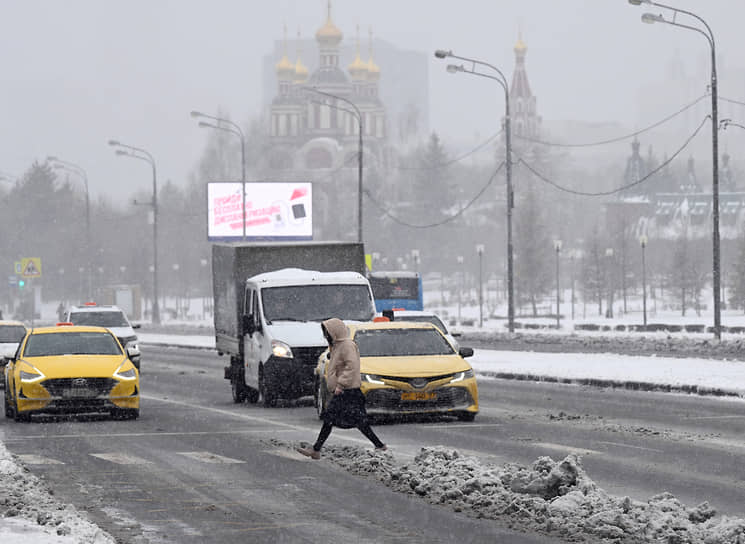 Дептранс Москвы призвал автомобилистов выезжать только на зимней резине или использовать общественный транспорт 