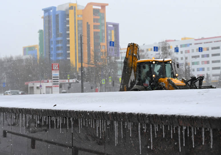 Сосульки у подземного перехода 
