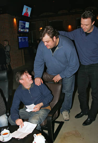 Актер Михаил Ефремов, спортивный телеведущий Василий Уткин и главный редактор издания «Газета.ru» Михаил Михайлин после премьеры спектакля «Каменный гость» в клубе «Коммерсантъ», 2010 год 