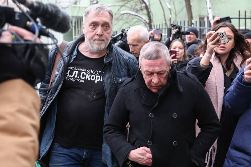 Михаил Ефремов в сопровождении актера Никиты Высоцкого прибывает в свою квартиру в Москве, 9 апреля 2025 года 