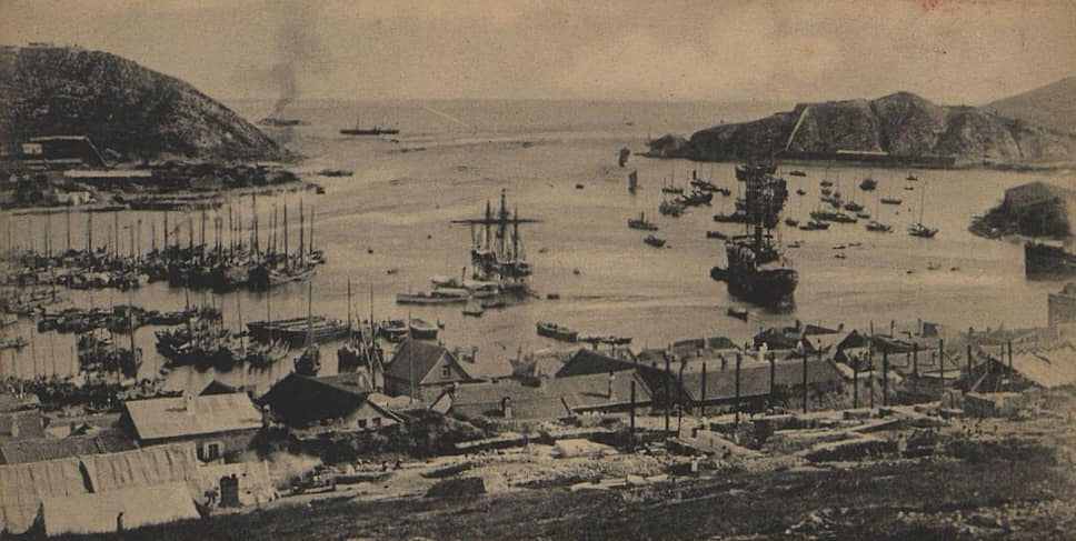 Арендованный у Китая Порт-Артур к 1904 году был главной военной гаванью Российской Империи на Дальнем Востоке. Сейчас бывший Порт-Артур — район Люйшунь города Далянь. Далянь во времена российской аренды назывался Дальним. Сегодня население Даляня превышает 7,4 млн человек 