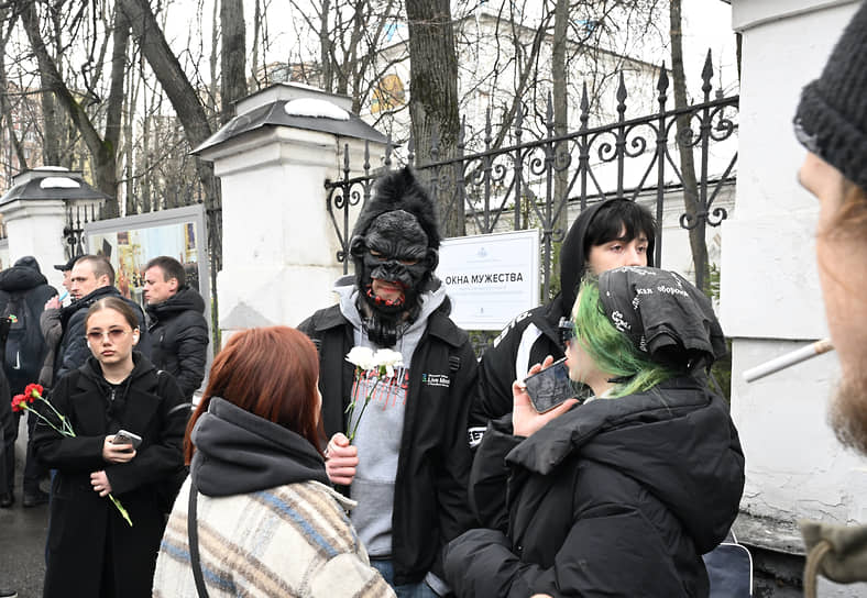 Фанат Паши Техника в маске гориллы 
