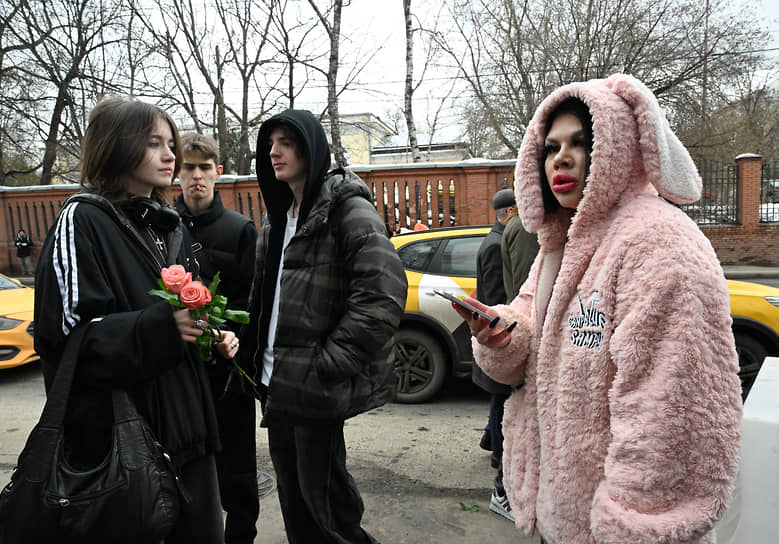 Желающие попрощаться с рэпером у храма 