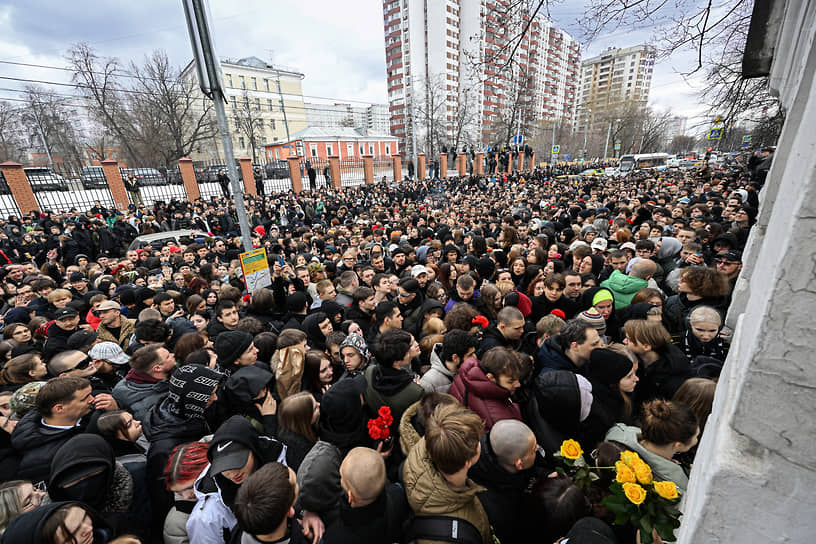 Люди около храма Петра и Павла 