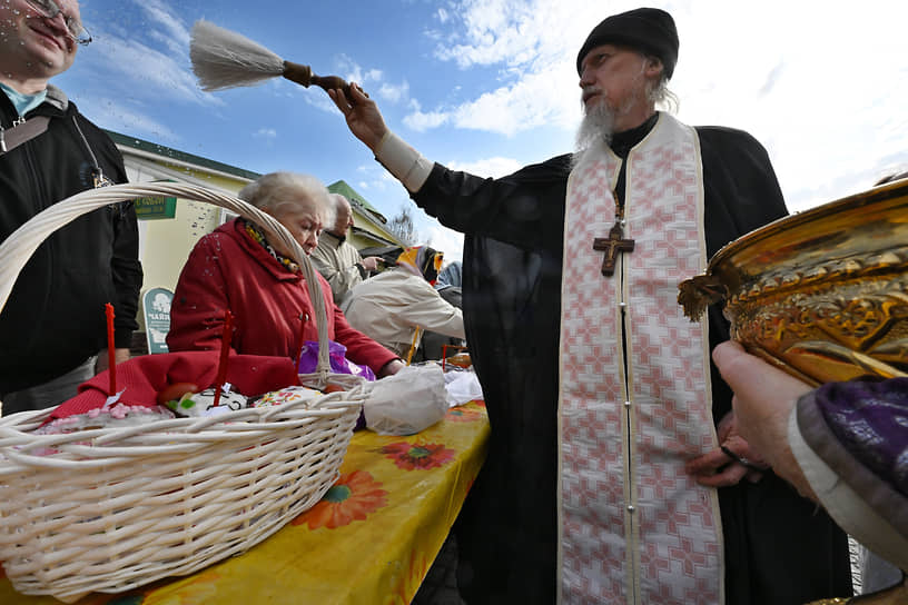 Чин освящения пасхальных куличей, яиц и пасхи в Храме Святых Первоверховных апостолов Петра и Павла в Ясенево