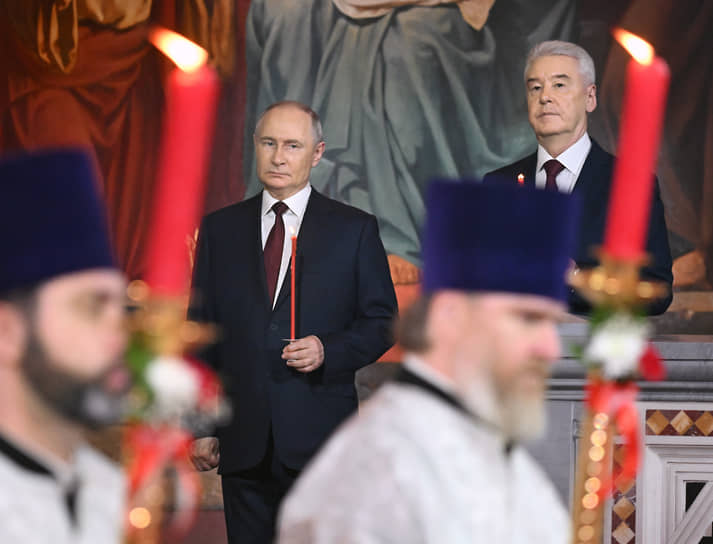 Президент России Владимир Путин и мэр Москвы Сергей Собянин во время богослужения
