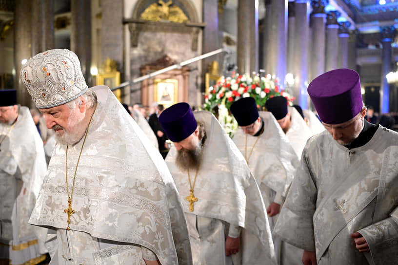 Протоиерей Казанского кафедрального собора Николай Преображенский (слева) во время богослужения