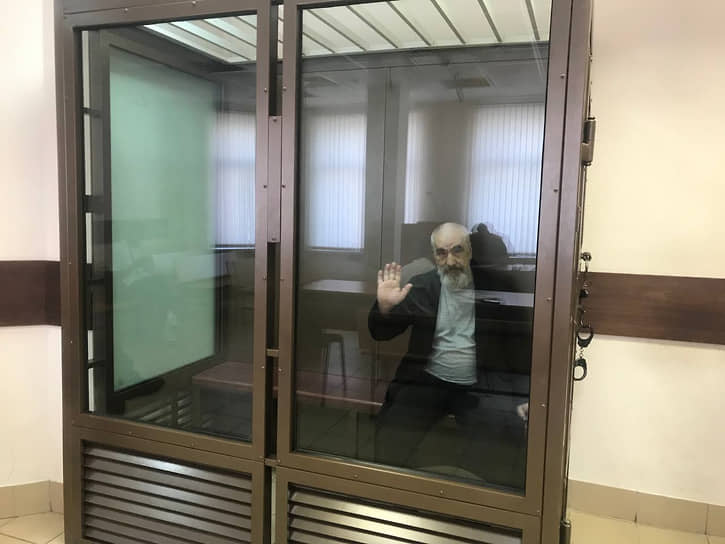 Леонид Россия в зале суда