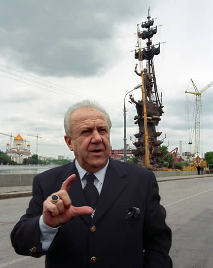 Зураб Церетели около памятника Петру I в Москве, 1996 год