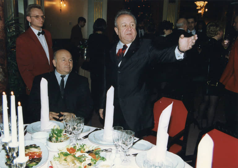 Зураб Церетели (справа) и мэр Москвы Юрий Лужков (в центре), 1990-е годы